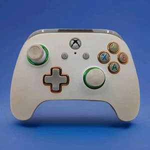 Controlador con cable mejorado PowerA para Xbox One Series X|S - blanco/gris personalizado - Imagen 1 de 7