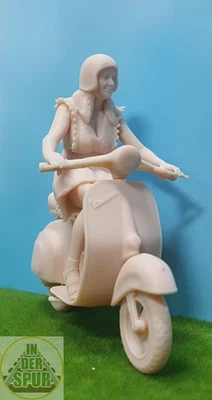 Spur G Modellfigur Frida mit Vespa detailreiche 50er-Jahre Szene Modellbahn Bahn - Bild 1 von 4