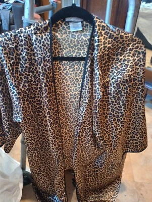 Bata, corbata, media manga Secret Treasures Lady mediana 100 % poliéster estampado animal Foto 1 de 4