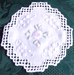 NAPPERONS  BRODES MAIN FLEURS PASTELS ET JOURS SUR LIN ROND DE 10 la douzaine*** - Picture 1 of 1