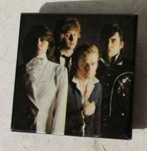 Pretenders 4 Miembros Imagen Cuadrada Celuloide Pinback Botón Color Negro Bonito --- - Imagen 1 de 1