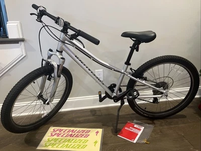 Bicicleta Specialized Hot Rock Juvenil 24” Plateada Negra 24 Pulgadas Usada en Excelente Condición Foto 1 de 4