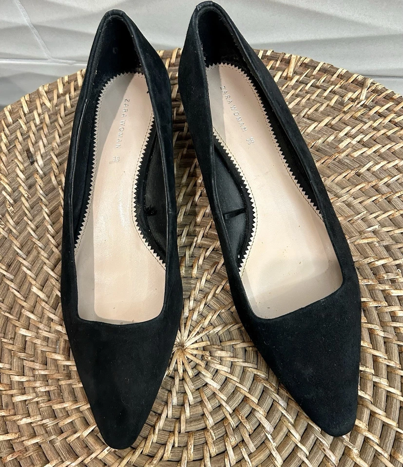 Zapatos de salón Zara para mujer talla 38 negros de gamuza tacón bajo punta plana tacón de madera dorado Foto 1 de 4