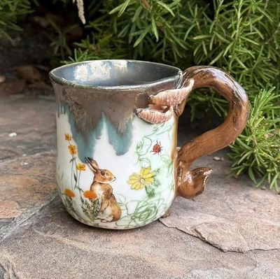 Mug lapin en céramique fait main, anse champignon, détails dorés - Photo 1/3