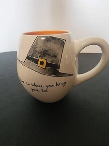 Tazza Rae Dunn collezione ""Home Is Where You Hang Your Hat"" pellegrino del Ringraziamento - Foto 1 di 1