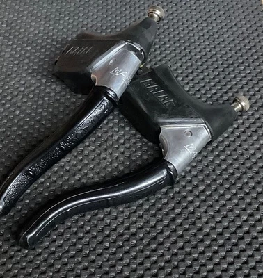 Palancas de freno Mafac vintage: cubiertas de palanca de plástico negro y capós negros Foto 1 de 4