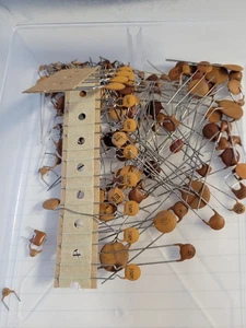 Sacchetto a mano assortito di 150 condensatori a disco in ceramica - valori varietà + marche - Foto 1 di 4