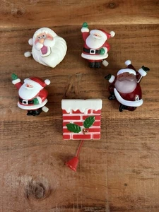 Vintage Weihnachtsmann Pin Lot Schornstein Zugschnur, beleuchtet zum Aufziehen winkende Punze/Russ - Bild 1 von 7