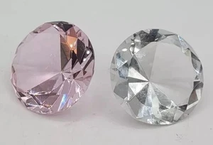 Dos grandes pisapapeles de vidrio en forma de diamante rosa y transparente - Imagen 1 de 5