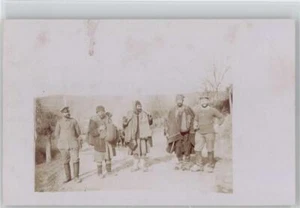 12028314 - Privatfoto - Soldaten und Volkstypen WK I Truemmerort - Bild 1 von 2