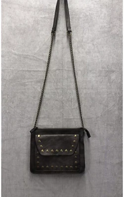 Camiseta e jeans A bolsa tiracolo define seu estilo bronze cravejado - Imagem 1 de 4