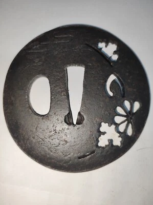 Garde d’épée ancienne 104g avec élégant chrysanthème fer japon Edo (1600-1868) - Photo 1/4