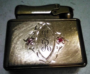 ENCENDEDOR DE CIGARRILLOS DE BUTANO VINTAGE KREISLER TONO DORADO HECHO EN EE. UU. - L.R. MONOGRAMA - Imagen 1 de 24
