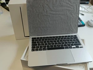 Apple MacBook Air 13" M3, 2024, 8GB, 256GB - KROATISCH - Bild 1 von 3