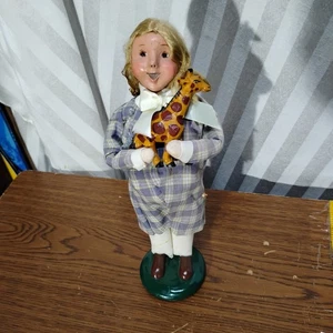 Byers Choice Carolers blondes Mädchen mit Spielzeuggiraffe  - Bild 1 von 2