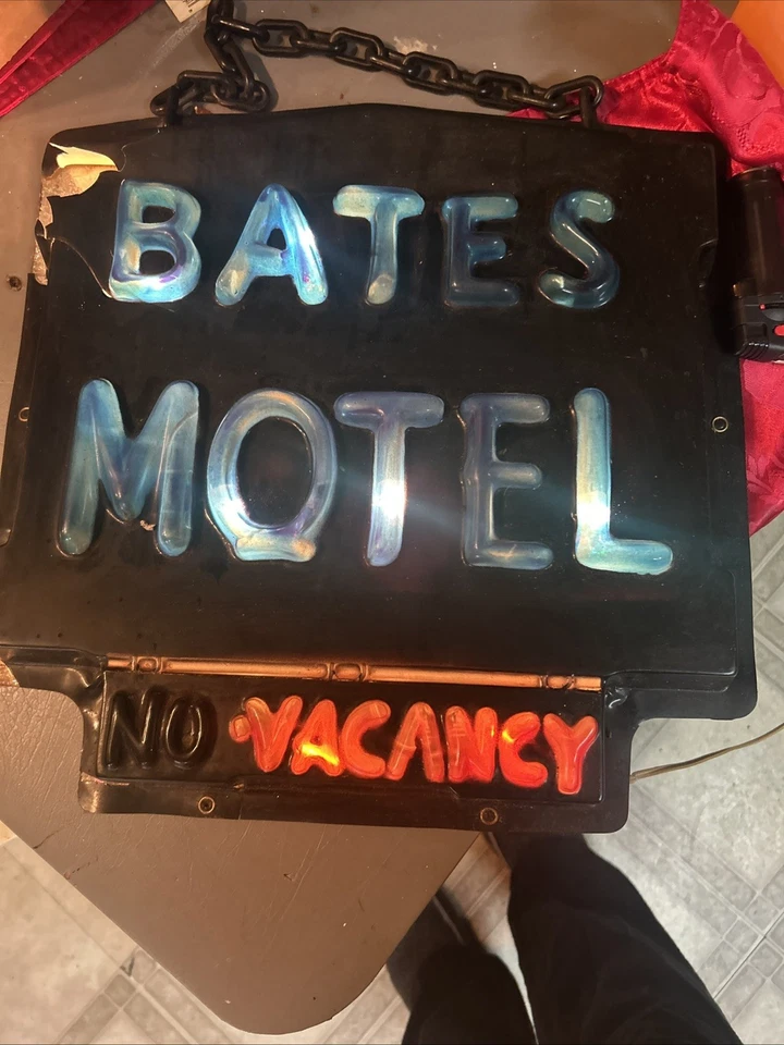 BATES MOTEL 8 x 12 英寸金属标志 — 第 1/1 张图片