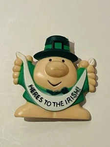 Broche prendedor de duende A G C Here's To The Irish Plastic Hong Kong 1987 vintage - Imagen 1 de 4