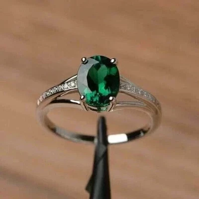 Alianza para mujer de esmeralda creada en laboratorio de corte ovalado de 2 quilates enchapada en oro blanco de 14 quilates Foto 1 de 4