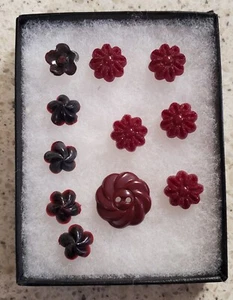 VINTAGE ACCENT BUTTONS COLLECTION DAINTY MAROON FLOWERED D12-LOT-#56 - Picture 1 of 1