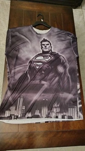 T-shirt grafica uomo Superman DC Comics traspirante - immagine Mad Over City taglia XL - Foto 1 di 4