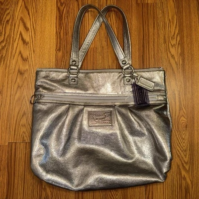 Bolso de hombro Coach Poppy metálico plateado 1941 púrpura satinado forrado glamour Foto 1 de 4