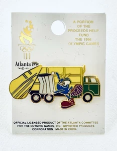 SPILLA ATLANTA GIOCHI OLIMPICI 1996 DISTINTIVO/MASCOTTE IZZY SPAZZATURA/CAMION RIFIUTI COLLEZIONISTA/NUOVO - Foto 1 di 2