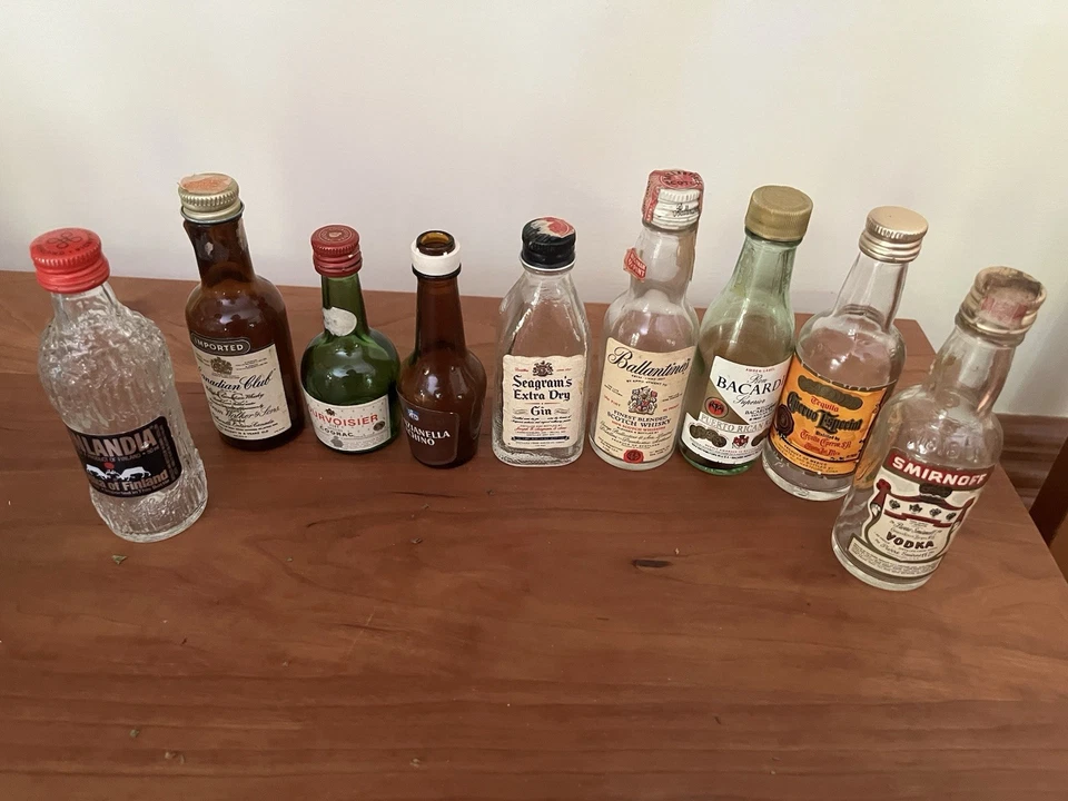 Colección de 10 botellas de whisky vacías en miniatura de vidrio 1/10 pinta; aerolínea; años 70’s Foto 1 de 4