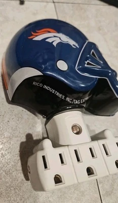 Capacete de futebol Denver Broncos luz noturna com tomadas - Imagem 1 de 3