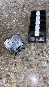 TE Connectivity 1437390-8 Heavy Duty Terminal Block Box of 40 - Picture 1 of 5