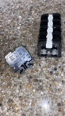 TE Connectivity 1437390-8 Heavy Duty Terminal Block Box of 40 - Image 1 of 4