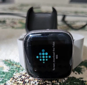 Fitbit Versa 2 FB507 Smartwatch fitness activity tracker grey/silver - Picture 1 of 4