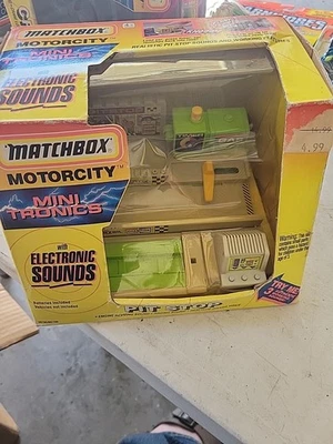 Vintage 1992 Matchbox Motorcity Mini Tronics Pit Stop Box Green - Image 1 of 4