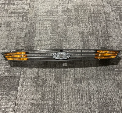 Nuevo Ford Focus 2000-04 parrilla delantera con reflectores sedán 4 puertas Foto 1 de 3