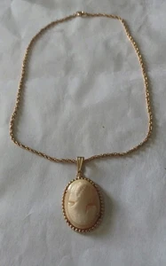Geschnitzte Kamee auf goldfarbenem Rahmen 1 1/4" x 2" & Kette ist 16". - Bild 1 von 5