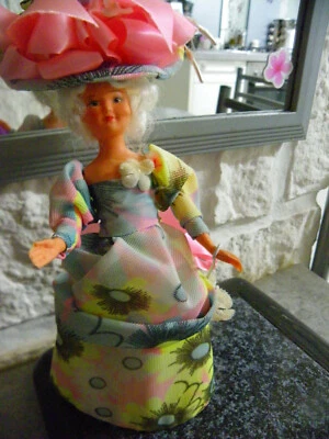 POUPEE FOLKLORIQUE PETITCOLLIN  DAME DE PARIS 16 CM BON ETAT - Photo 1/3