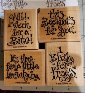 RARO - ESTAMPADO Just Between demonios. Frases de palabras - Halloween EuC Combine Shippi - Imagen 1 de 8