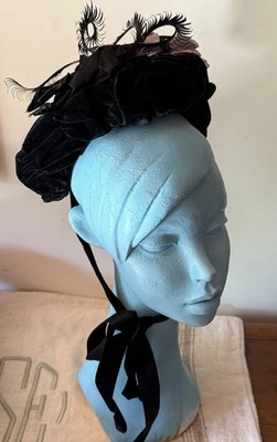 Antiguo sombrero de luto victoriano gorro cintas de terciopelo negro plumas seda malva Foto 1 de 4