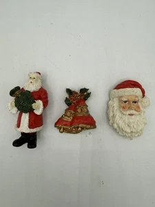 Vintage Weihnachten Kühlschrankmagnete Keramik 2 Weihnachtsmänner 1 Glocken - Bild 1 von 9