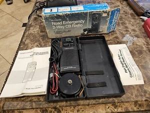 Vintage Realistic 40 Channel Road Emergency 2-Way CB Radio TRC-409 WORKS - Picture 1 of 12
