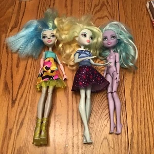 Monster High Puppe Konvolut 3 Puppen mit Kleidung & einigen Schuhen 2015 2016 gemischt - Bild 1 von 10