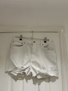 Ladies Levi White High Rise Denim Shorts. Size 33w. Distressed Frayed Look - Picture 1 of 8