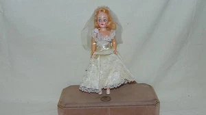 MUÑECA VINTAGE 8" PLÁSTICO OJOS DORMIDOS EN VESTIDO BLANCO - Imagen 1 de 5
