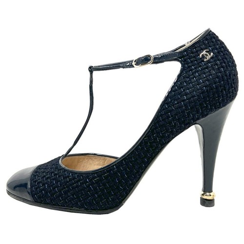 Décolleté Chanel nere con cinturino a T in tweed e punta a cappuccio Mary Jane taglia 40