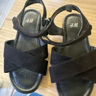Sandalias negras H&M niñas jóvenes talla 9,5 Foto 1 de 4