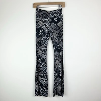 Pantalón de Yoga Onzie Bell Negro Gris Estampado Patchwork Acampanado Talla Pequeña Mediana Foto 1 de 4