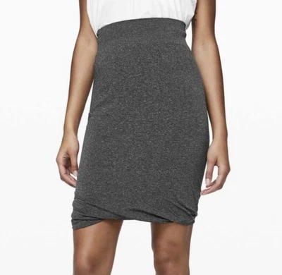 Falda Lululemon Boulevard Bliss jaspeada negra/blanca negra/blanca talla 6 Foto 1 de 4