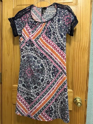 Vestido corto New Directions talla M petite multicolor con detalles de crochet  Foto 1 de 4