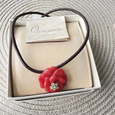 NUEVO Collar Colgante Flor Lucite Roja Nolan Miller "Lara Camellia" Cordón de Cuero Foto 1 de 4