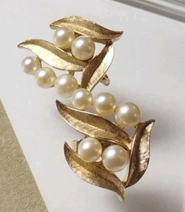 Vtg CROWN TRIFARI Textured Gold Tone w/ Pearls, Leaf Pattern 1" Clip Earrings! - Picture 1 of 9