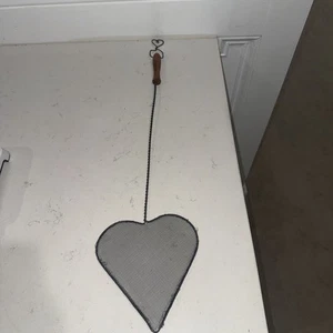 Vintage Fliegenklatsche Herzform Metall Drahtgeflecht Holzgriff Landhaus Deko - Bild 1 von 4